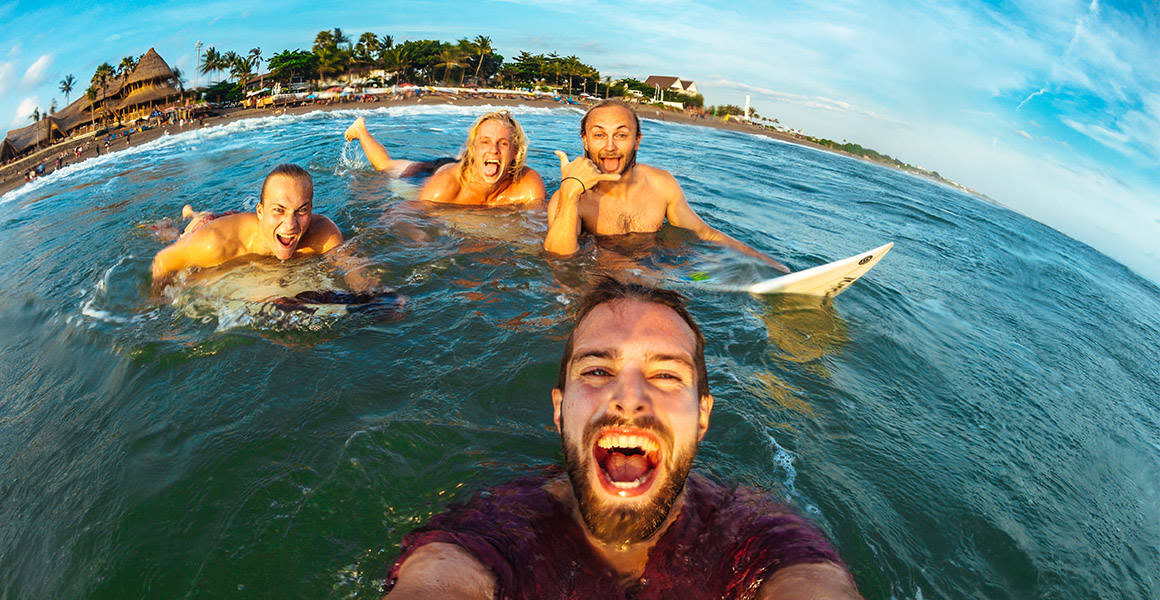surfare bali vatten leende
