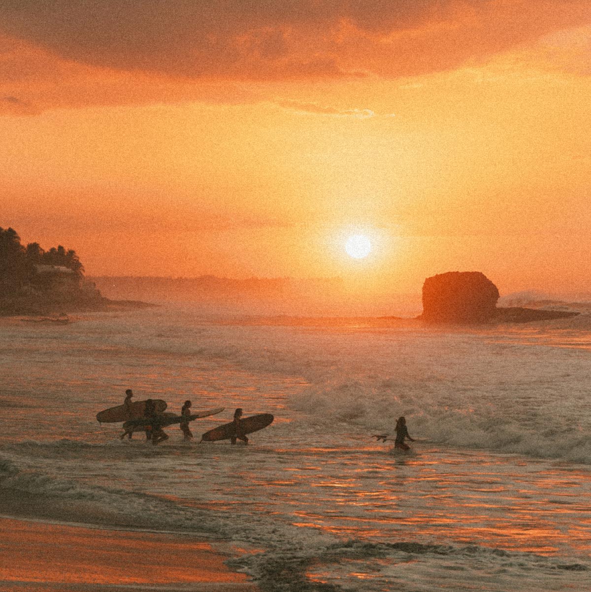 Surfing-in-El-Salvador-whats-the-vibe-like-in-the-water-Lapoint-surf-camps