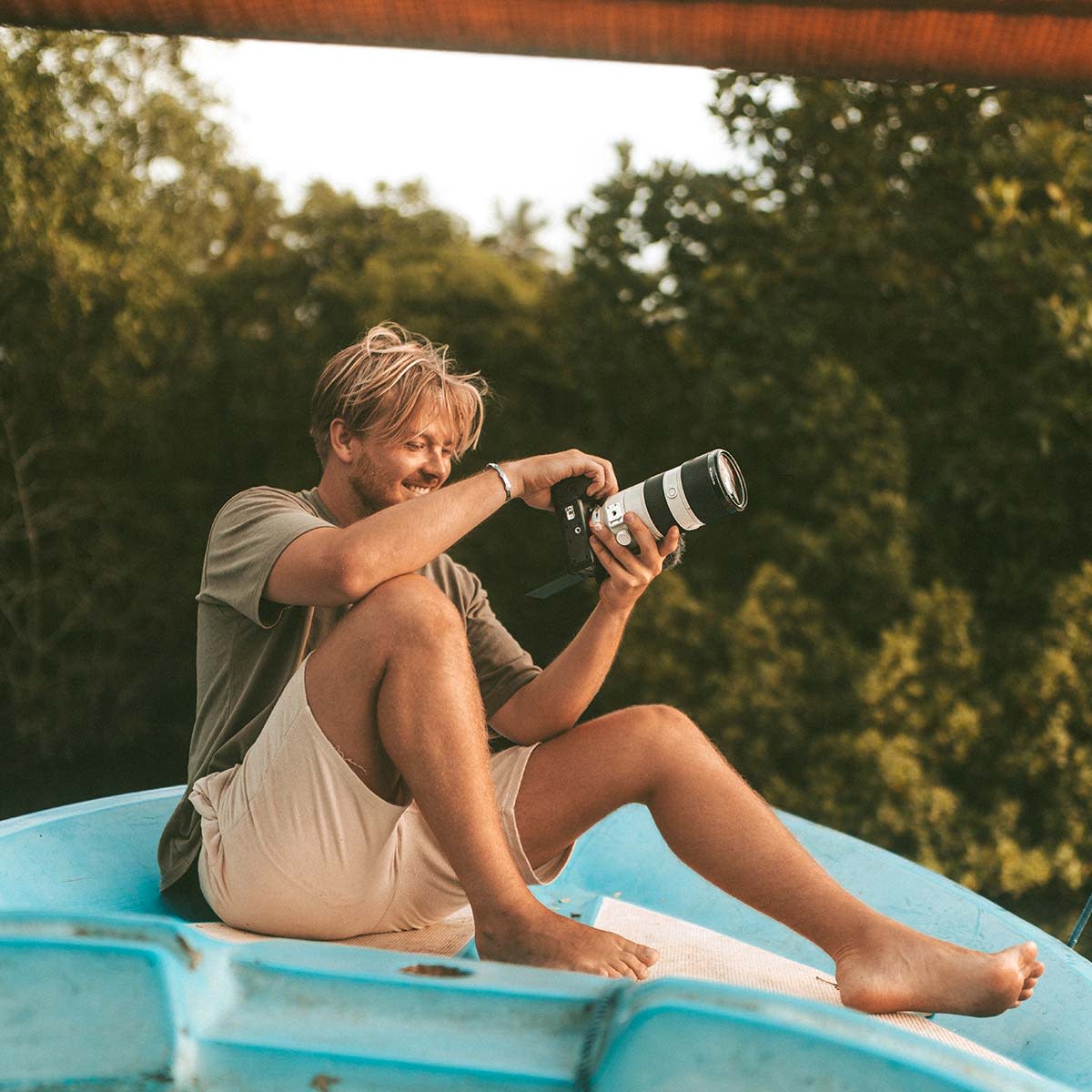 Man-taking-pictures-in-Sri-Lanka-Solo-travel-and-learn-to-surf-Lapoint