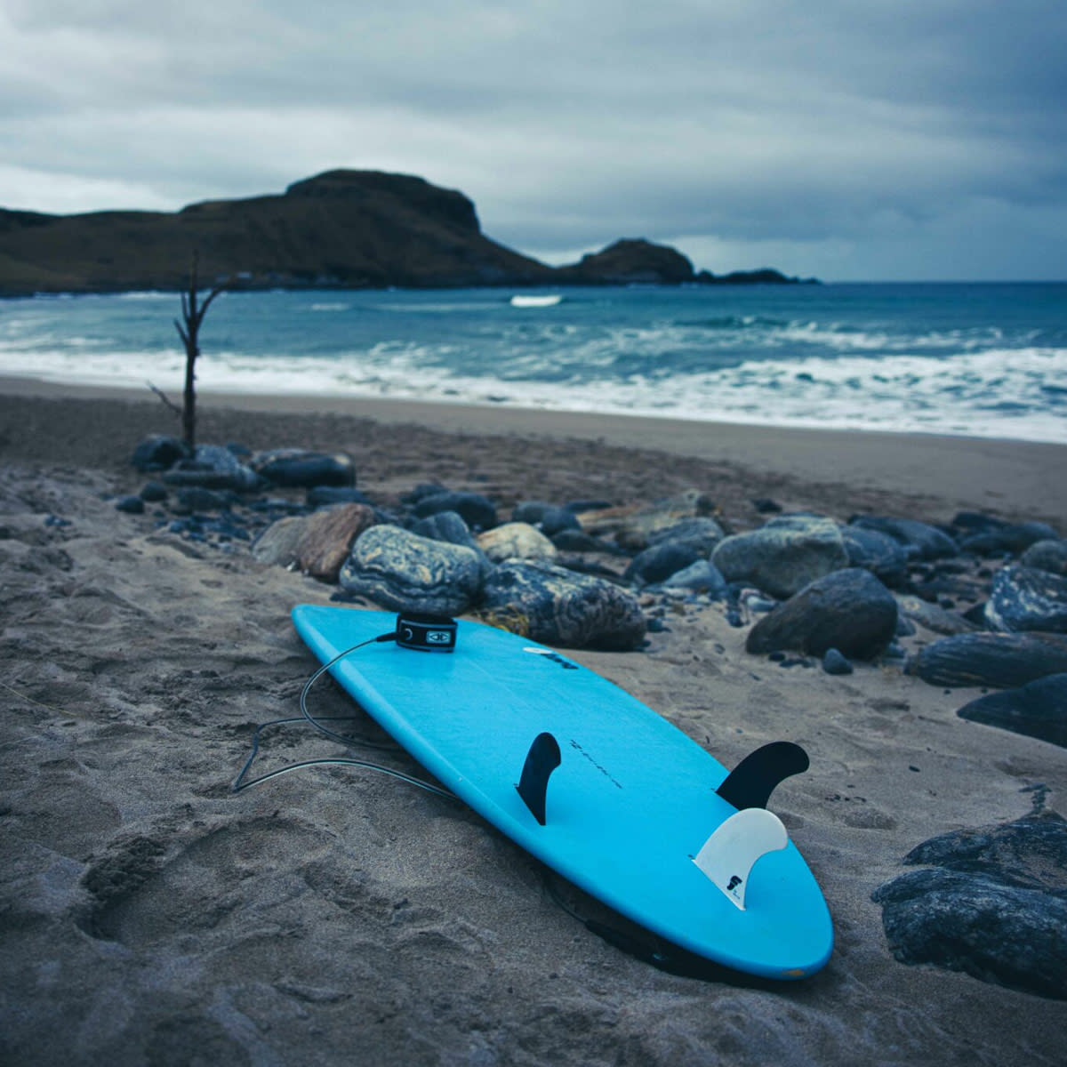 winter-surfing-surfboard-at-beach-lapoint-surf-camp
