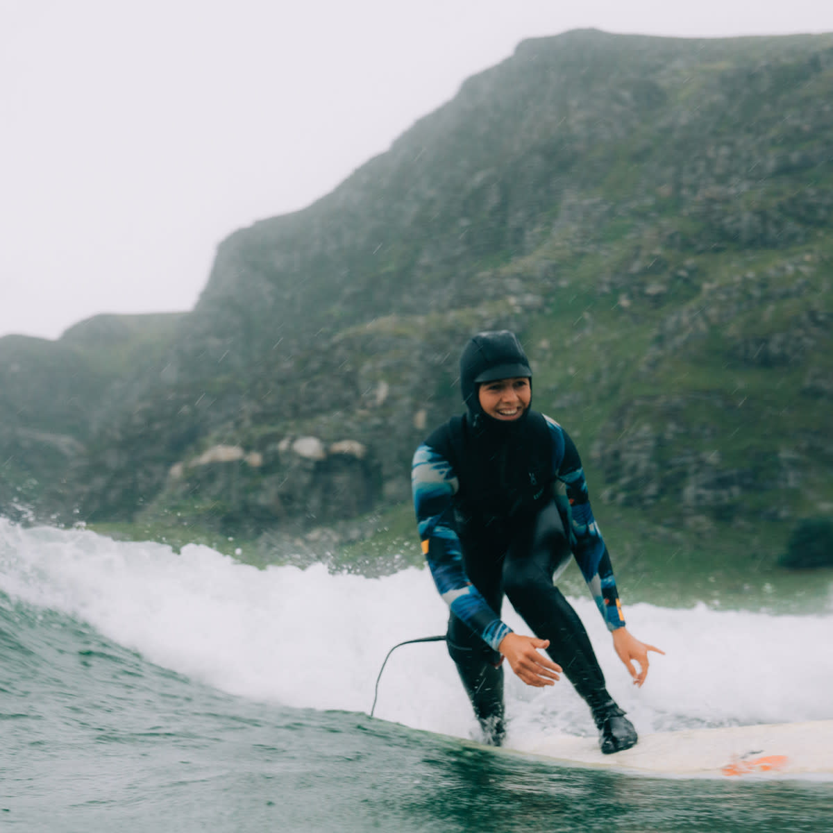 Woman-surfing-hoddevik-norway-wetsuit-lapoint-surf-camp