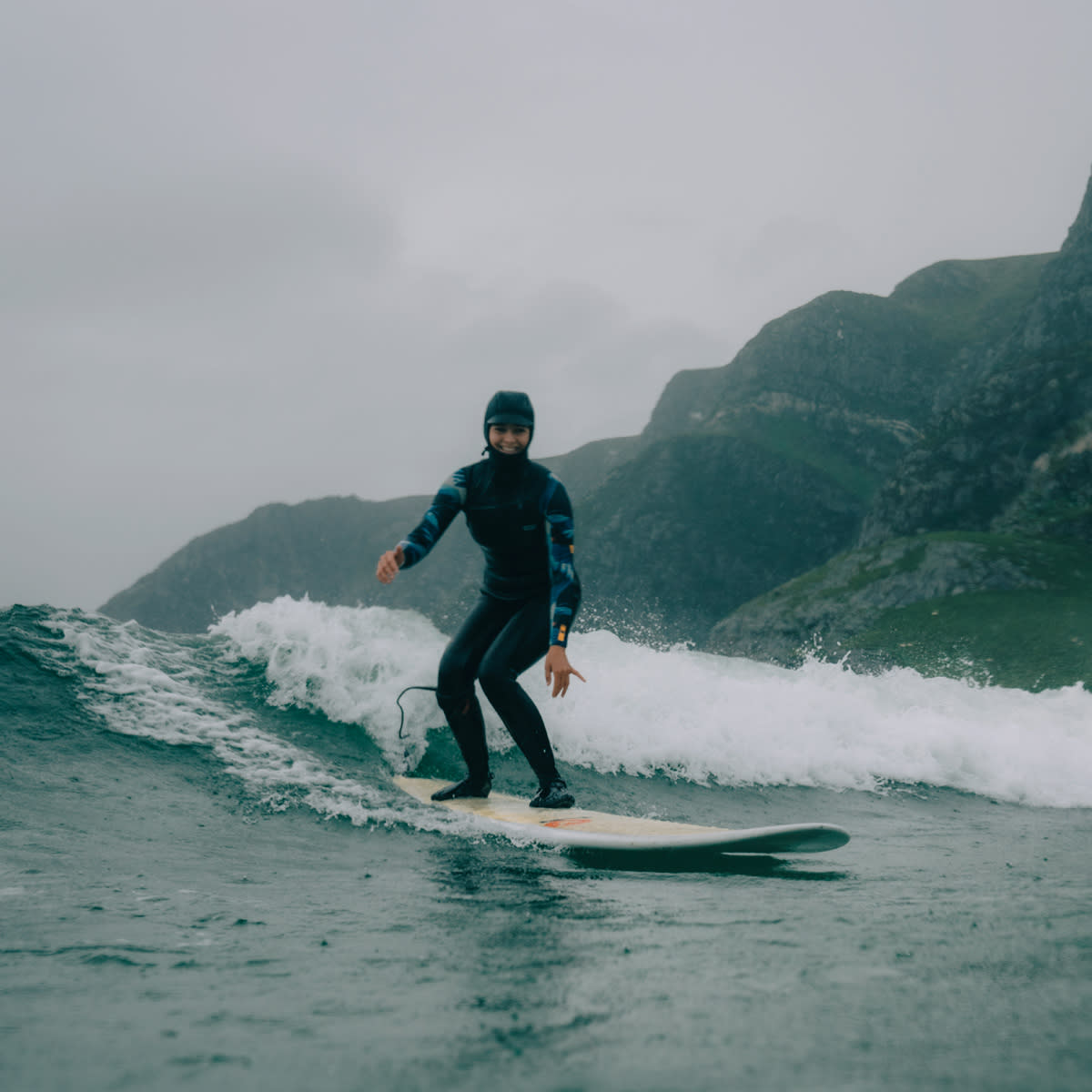 woman-surfing-hoddevik-lapoint-surf-camp