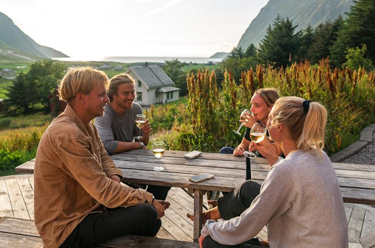 IG4 Guests-drinking-wine-and-chill