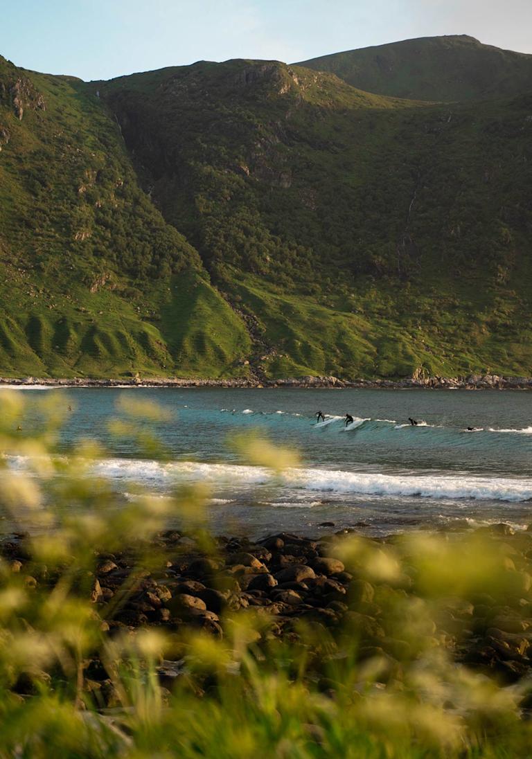 IG1 Two-surfers-on-a-wave-in-hoddevik