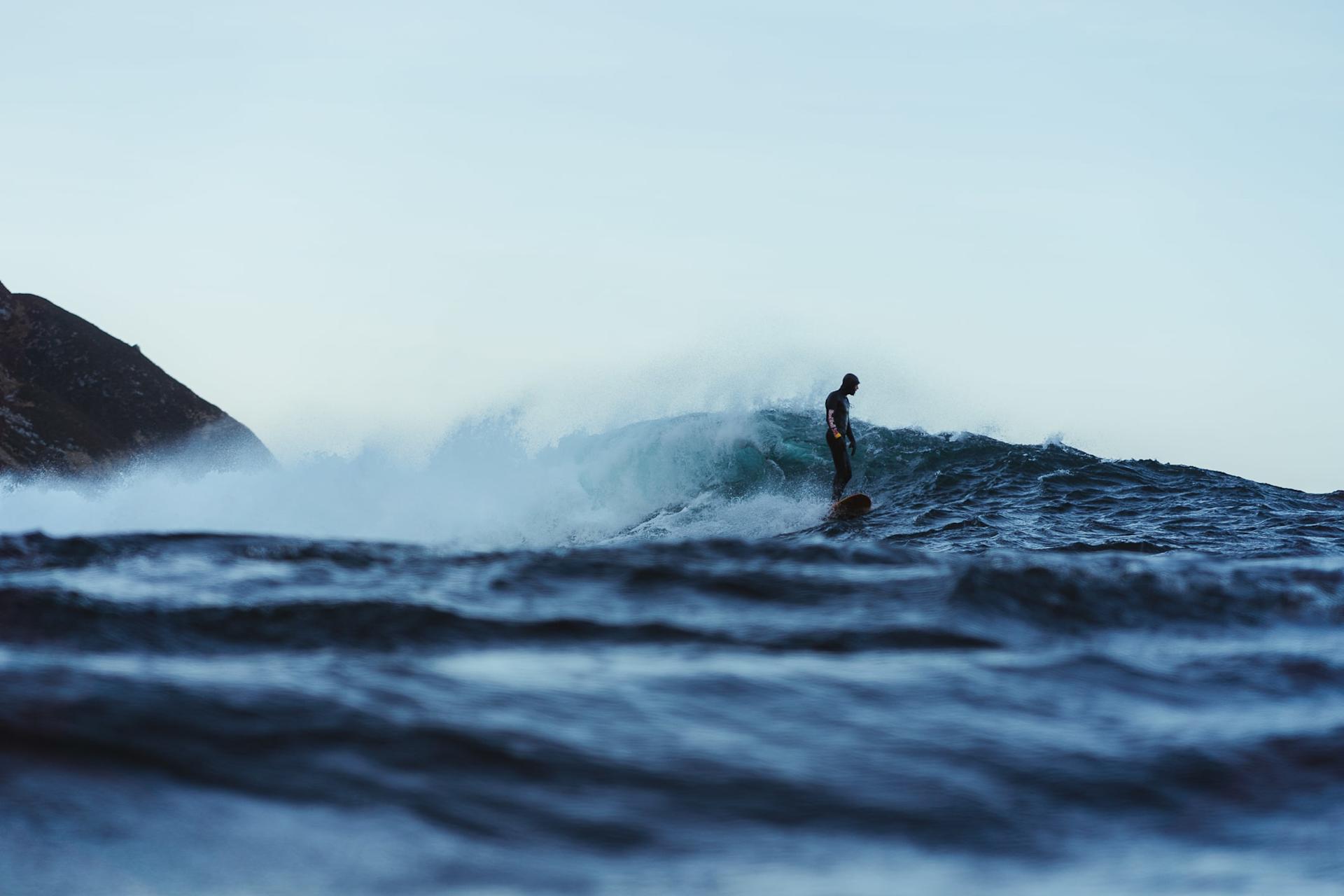Casper surfing in Hoddevik