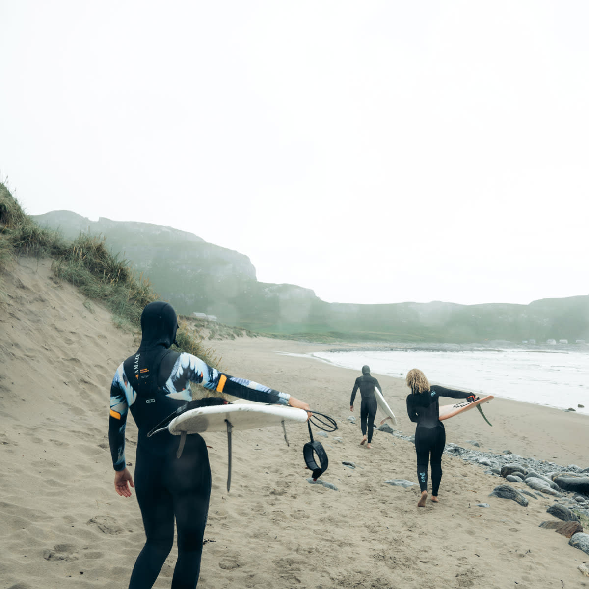 surfers-on-beach-in-norway-lapoint-surf-camp