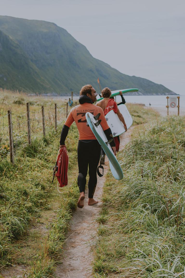 IG2 surfers-walking-with-boards-to-the-beach-in-hoddevik
