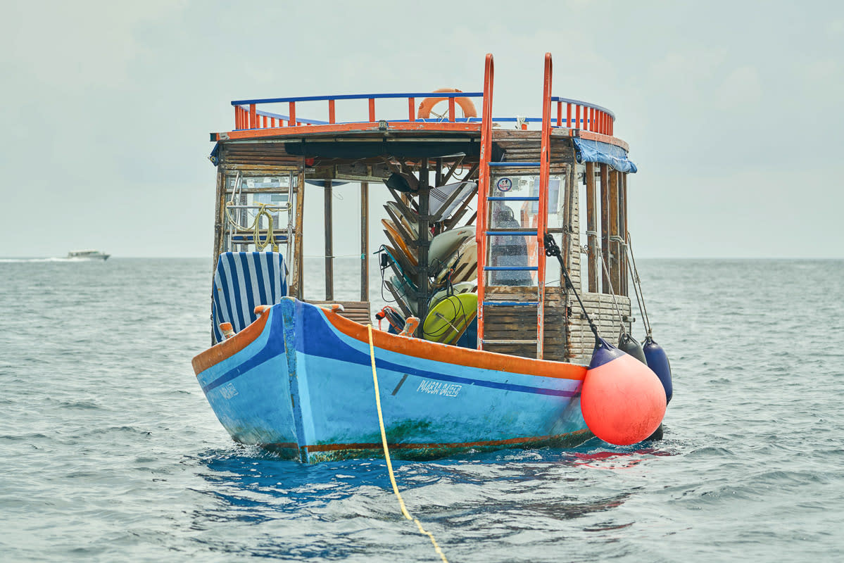 surfer-boat-maldives