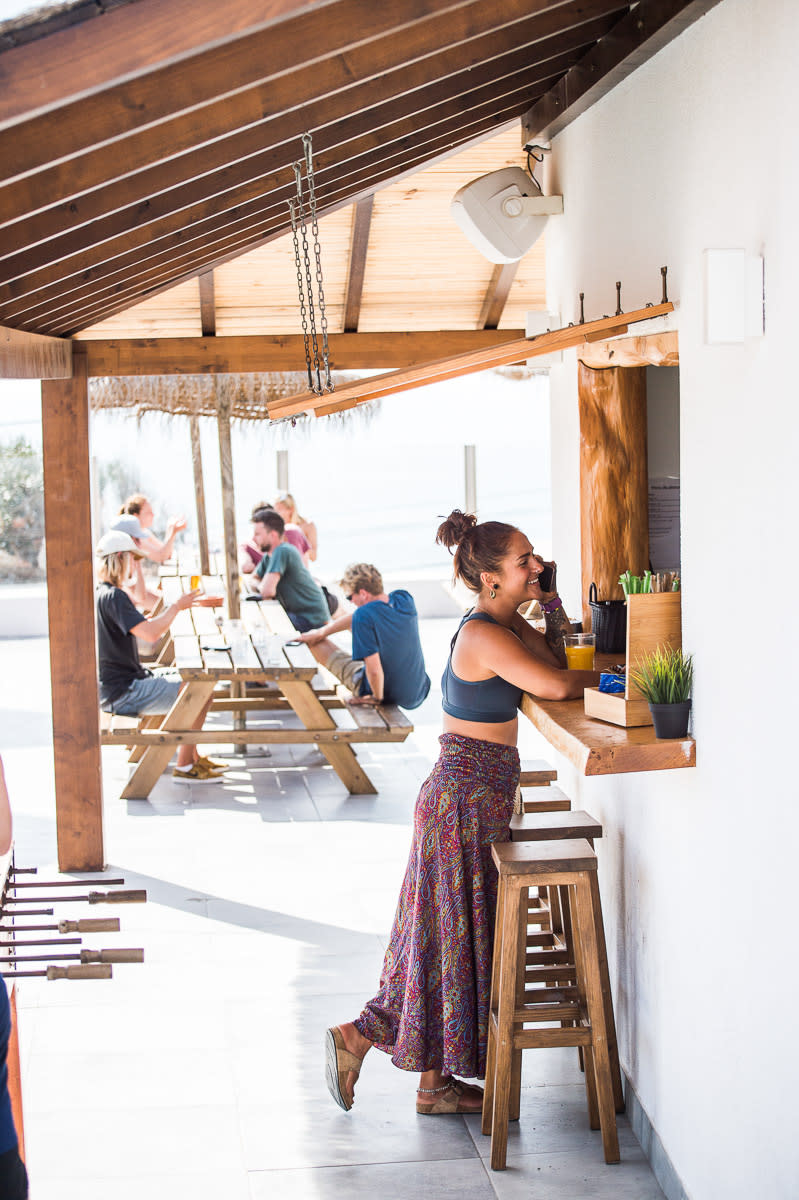 Unsere Bar schenkt jeden Abend gute Zeiten, Sangria, Bier und lokalen portugiesischen Wein aus. Neben dem Pool und im Chill-Out-Bereich gelegen, kannst du hier den ganzen Tag über Erfrischungen bestellen.