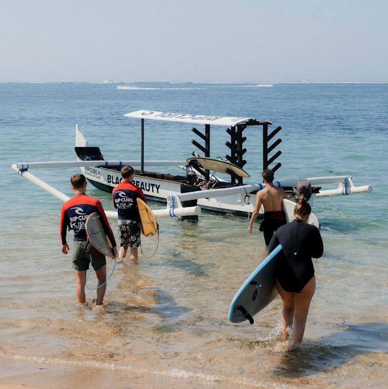 Surfers-heading-out-to-the-surf-spot-Bali