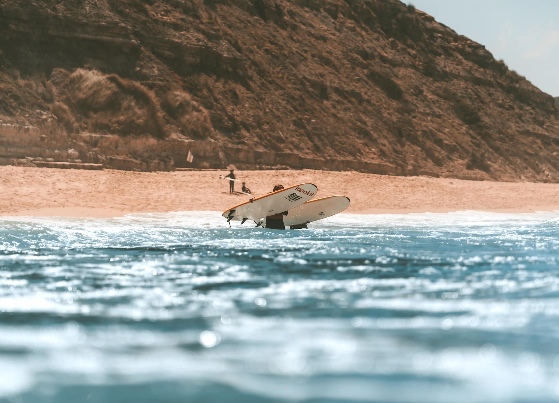 Beginner surfers in Portugal with softtop