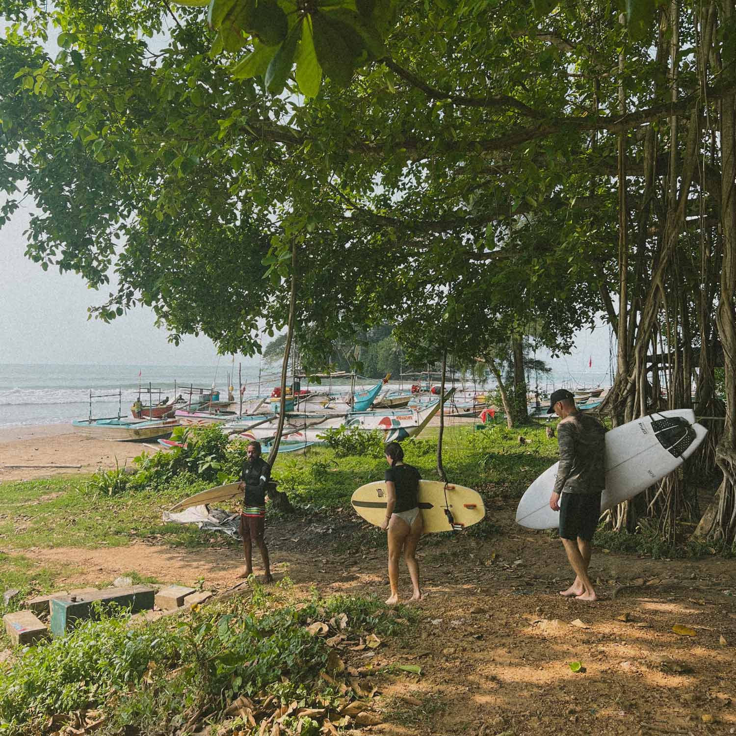 Sri-Lanka-lapoint-surf-camp-surfers-at-the-beach