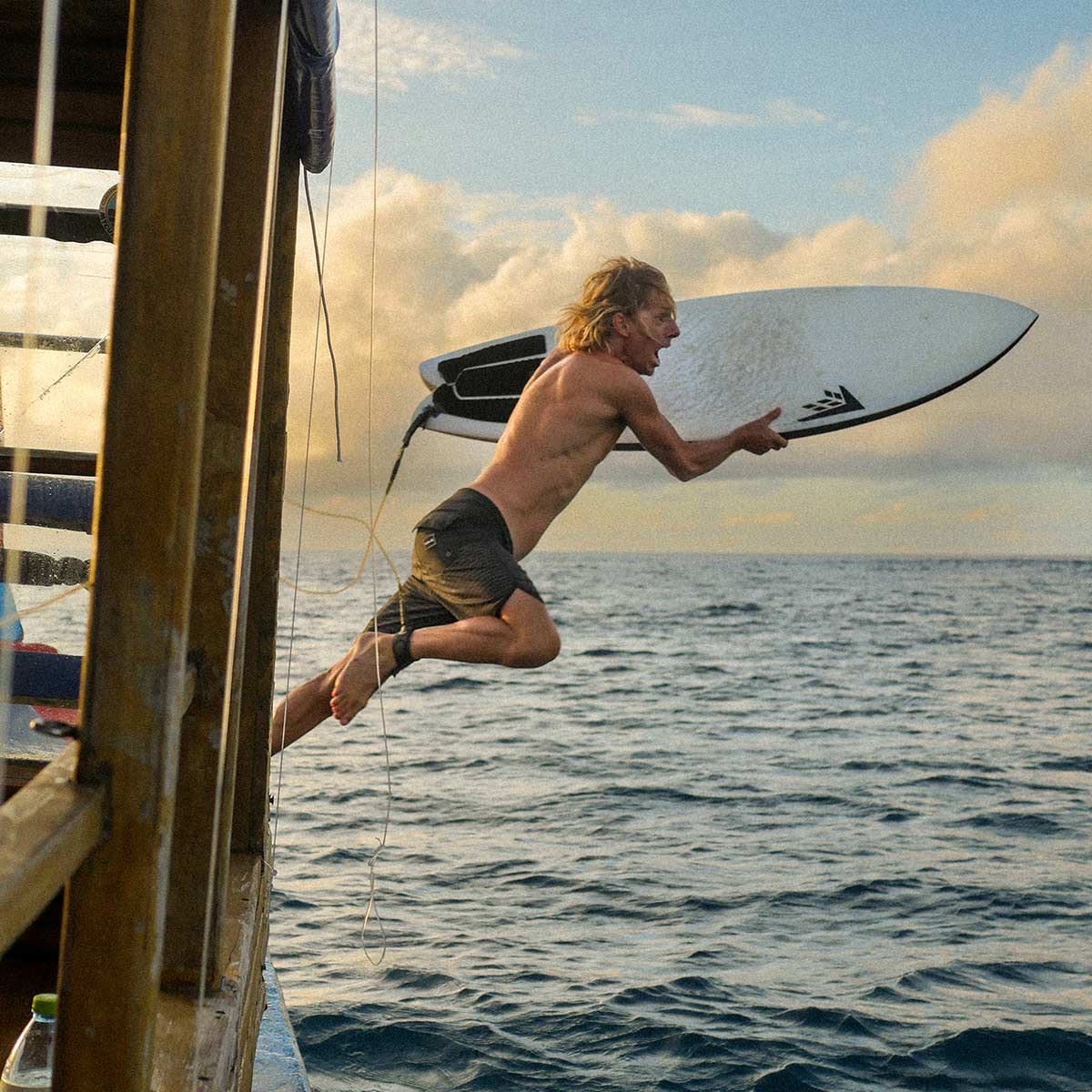 Surfing-in-the-Maldives-ultimate-guide