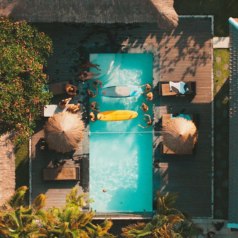 Lapoint-surf-camp-Bali-friends-hangout-at-the-pool-area