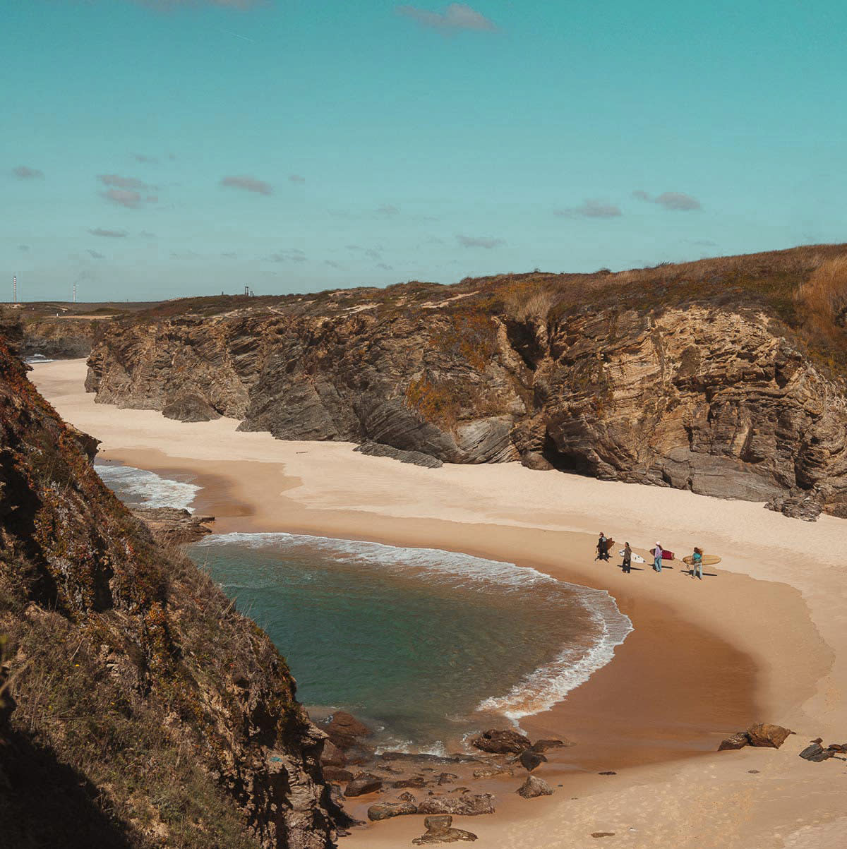 Surfers-at-the-beach-Alentejo-2-Lapoint-camp