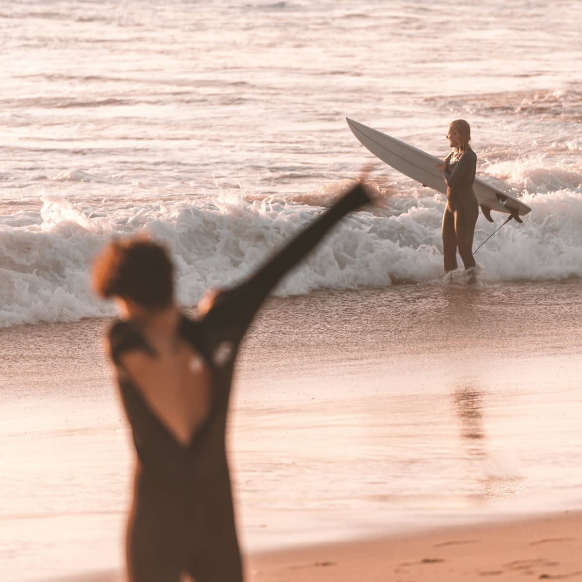 Putting-on-wetsuit-ericeira-portugal-lapoint-surf-camp