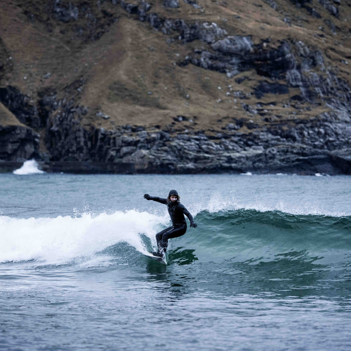 man-surfing-in-hoddevik-in-winter-lapoint-surf-camp
