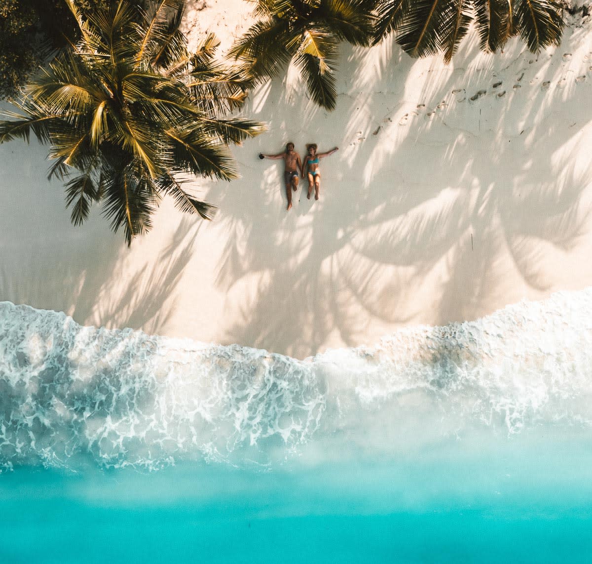 drone-maldives-beachpeople