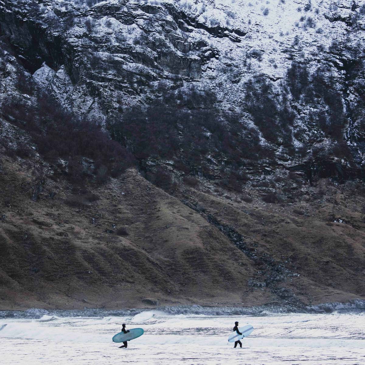 winter-surfing-in-hoddevik-norway-lapoint-surf-camp