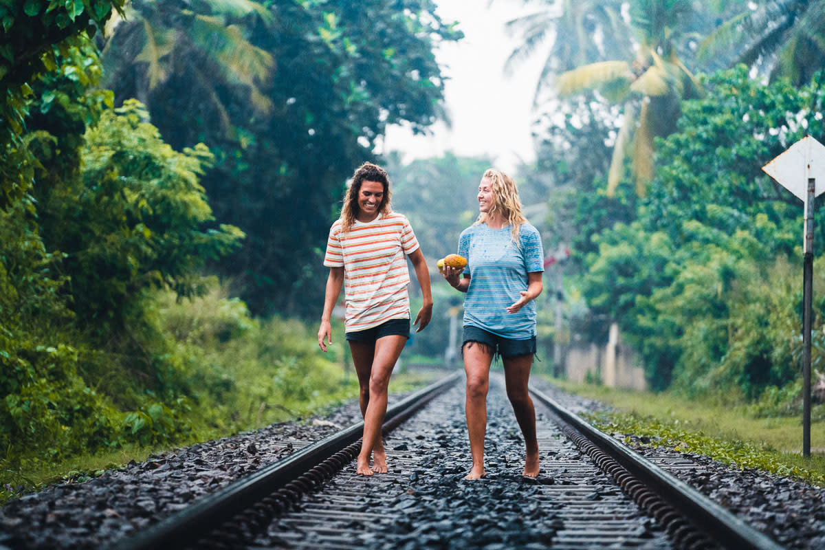 girls-railway-sri-lanka