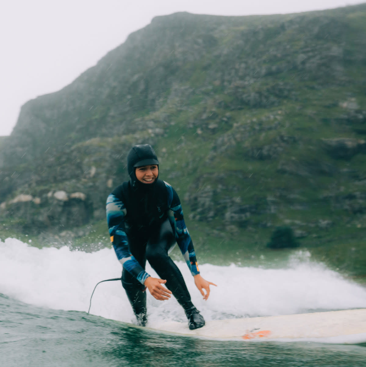 HG5-woman-surfing-in-hoddevik-winter-wetsuit-lapoint-surf-camp