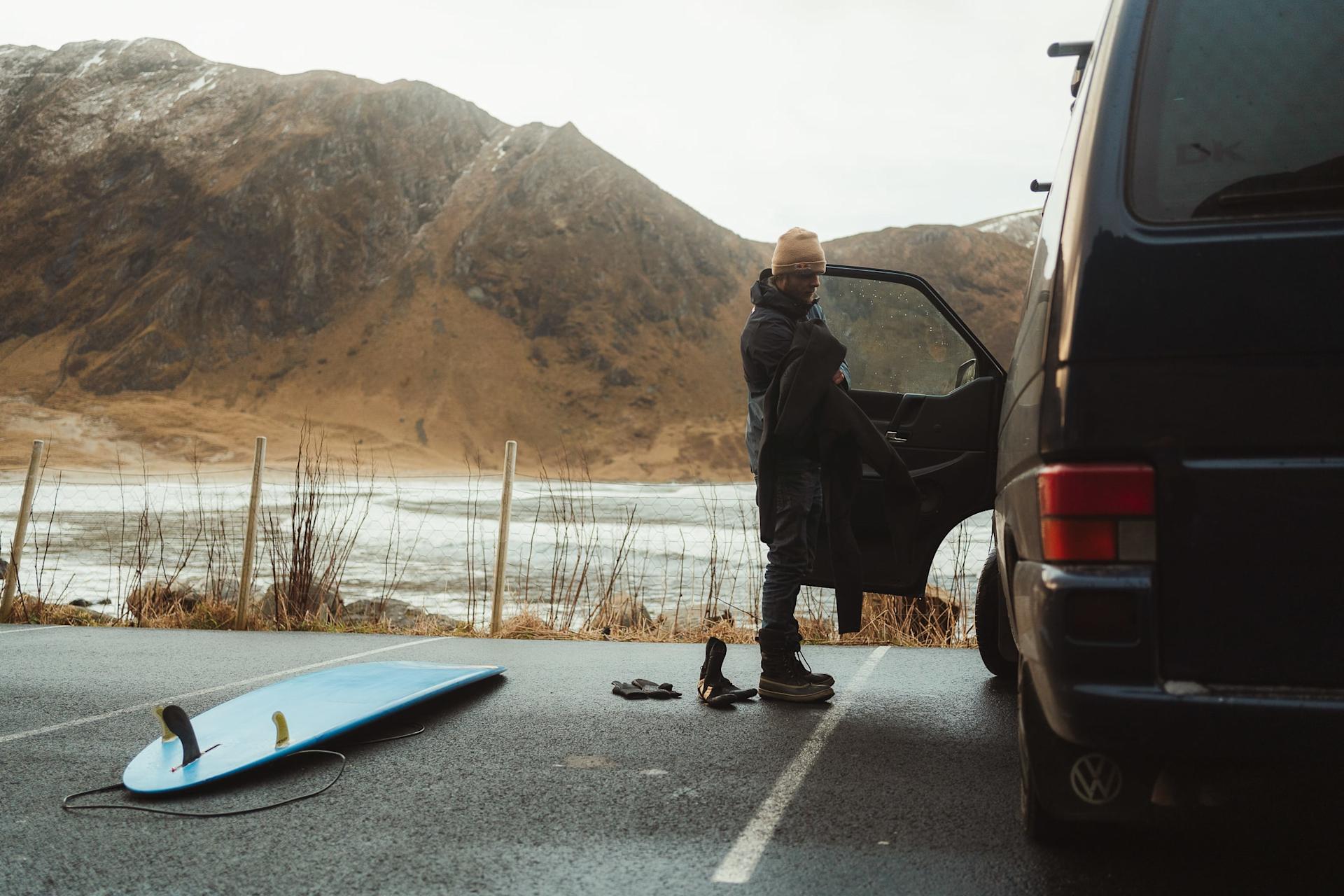Casper with a board in Hoddevik