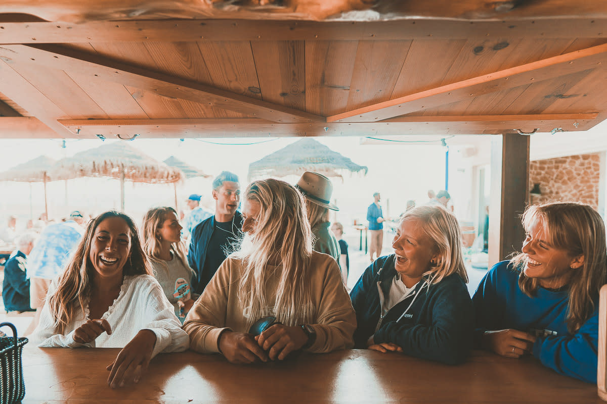 girls laughing at bar, lapoint ericeira