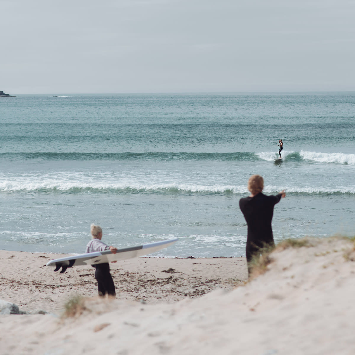 surfers-getting-ready-ervik-norway-lapoint-surf-camp