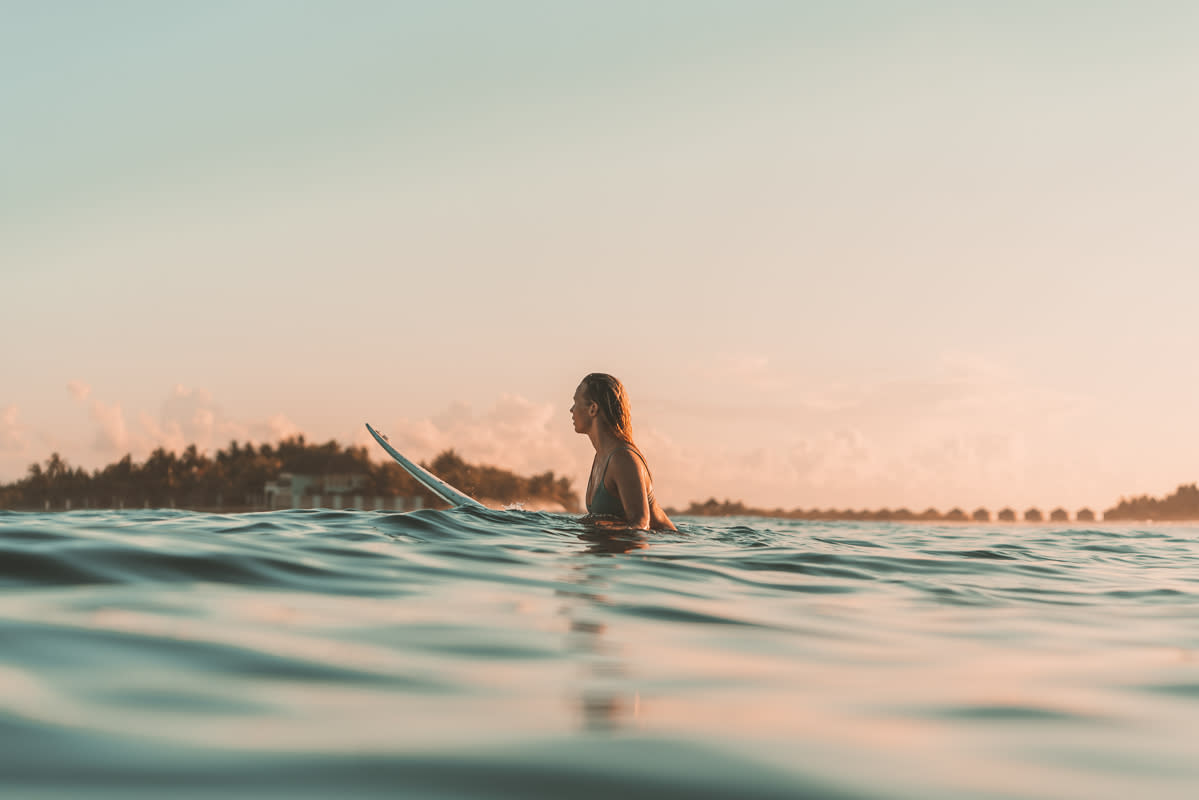 surfer-sunset-maldives
