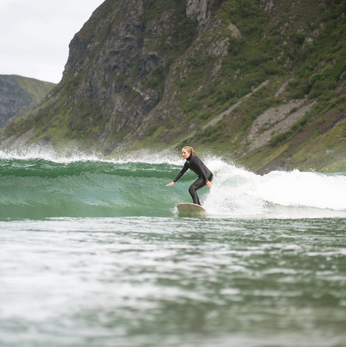 Woman-surfing-hoddevik-norway-lapoint-surf-camp