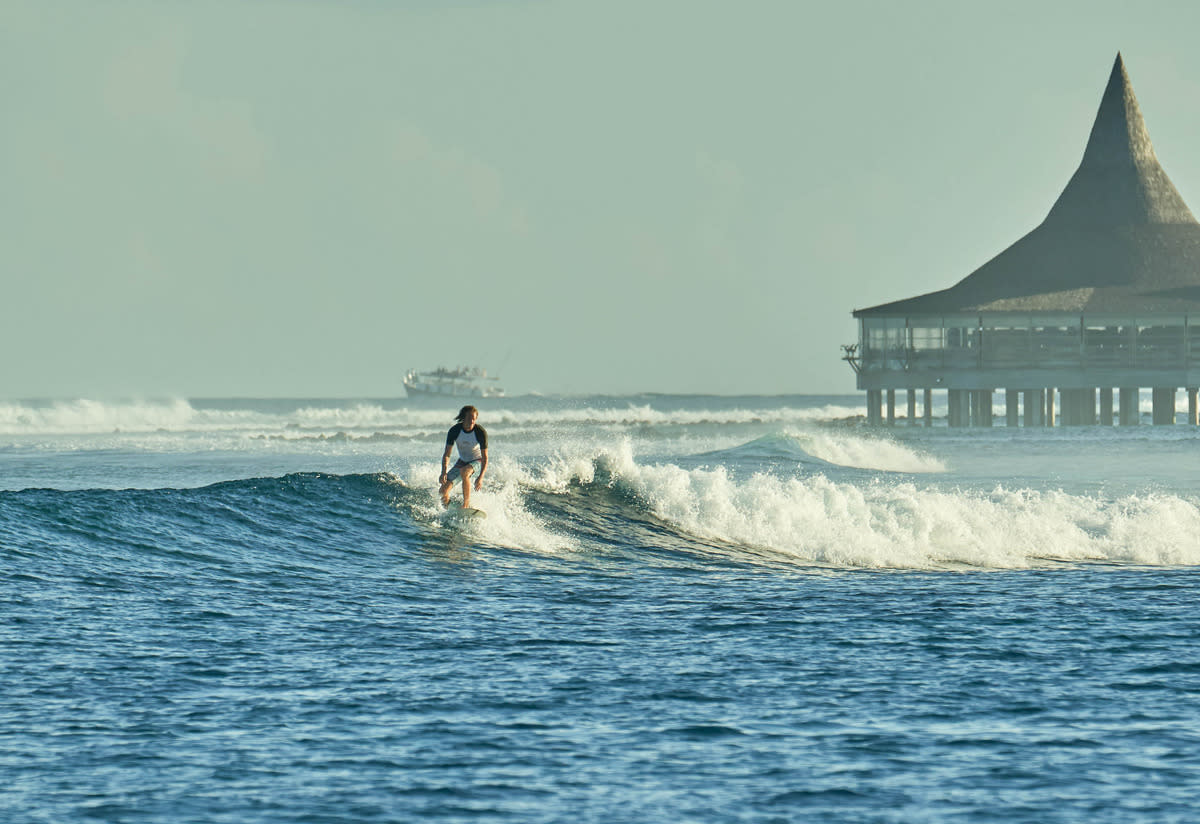 Man surfing Maldives lapoint surfcamp